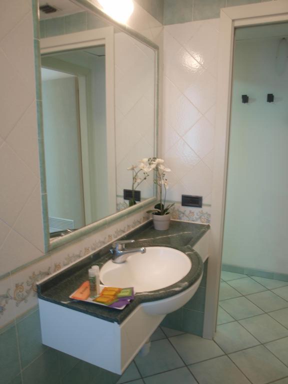 Residence Villa Dei Pini Римини Экстерьер фото