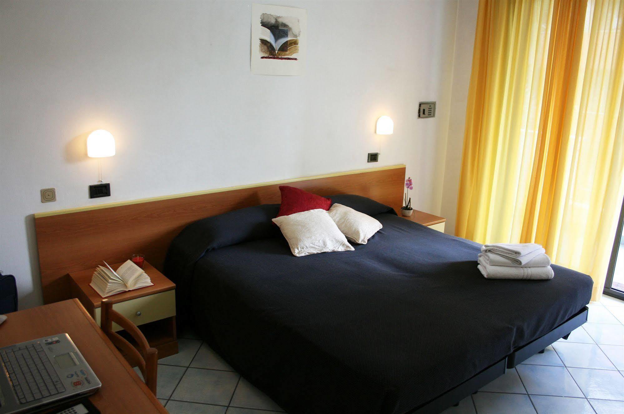 Residence Villa Dei Pini Римини Экстерьер фото